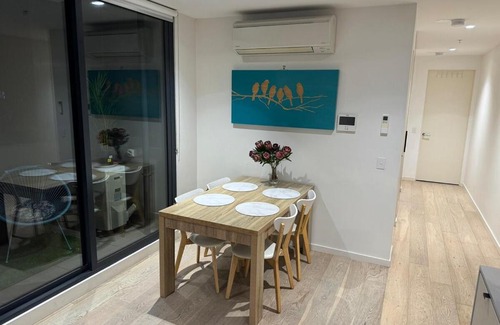 Parkville Apartment | City Fringe Oasis - Pool, Gym & Car Park