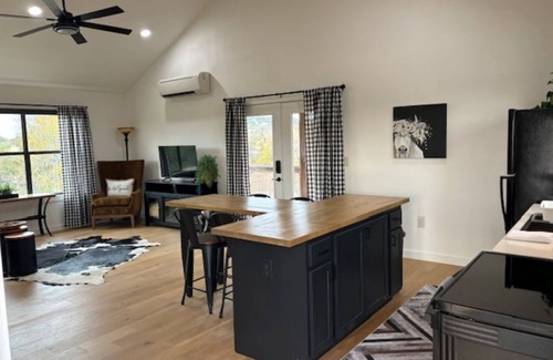 Fredericksburg Cabin | City on a Hill at Spring Creek