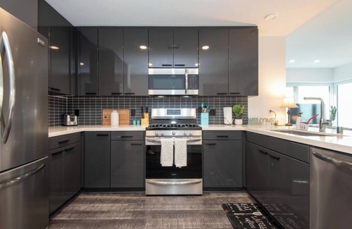 Historic Core Apartment | City Skyline Views 3Bed Apt with Rooftop Pool, Spa,& Rooftop deck