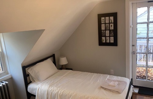 West New Haven House | City stay thru a lens eye view