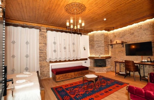 Gjirokaster Hotel | City Street Hotel