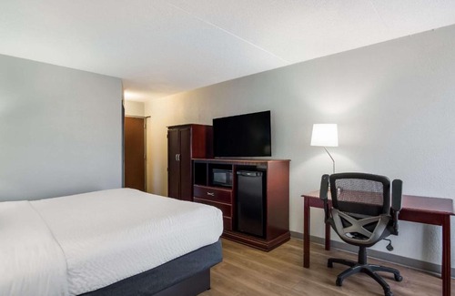 Grand Rapids Hotel | Clarion Inn & Suites Grand Rapids Airport