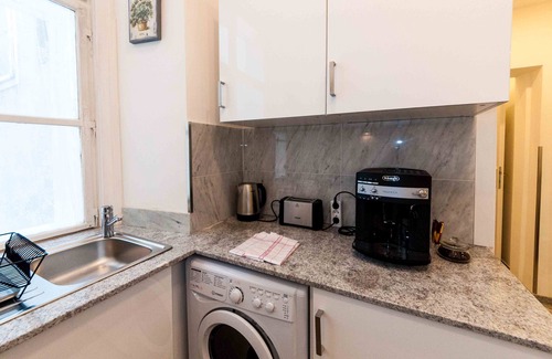 Innere Stadt Apartment | Classic 3-bed with A/C, Balcony Near The Cathedral