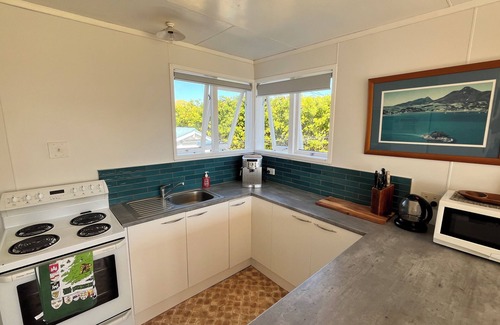 Whangarei Heads Cottage | Classic Kiwi Bach In Blissful Urquhart Bay - Relax and Recharge