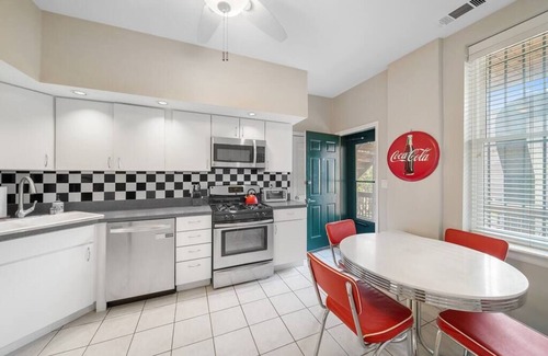 Lincoln Park Condo | Classic Lincoln Park 2 bedroom condo- parking included