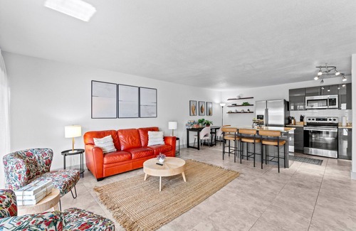 Central Park Apartment | Classic Palm Beach 2BR Retreat - Near Beaches