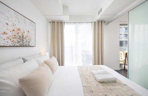 Garden District Apartment | Classy and Luxury 2 bedroom apartment 5 mins to Dundas Square