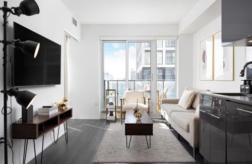 Garden District Apartment | Classy and Luxury 2 bedroom apartment 5 mins to Dundas Square
