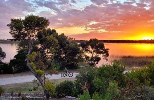 Alexandrina Villa | Clayton Bay Riverside Holiday Park
