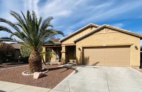 Crossriver House | Clean and Cozy Desert Escape🏜 Close to Spring Training ⚾️ POOL⛱