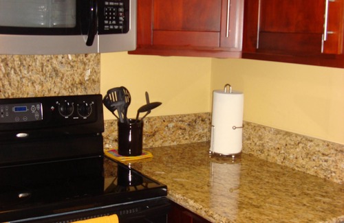 Tantalus Apartment | Clean/Chic/Secure Studio, FREE PRIVATE PARKING, LAUNDRY,WIFI, POOL