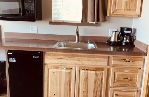 Big Lake Cabin | Clean, quiet Alaska bear-themed cabin, with an amazing mountain range view