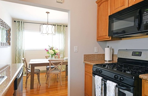 Palms Apartment | Close to Beach & Major Attractions. Outdoor Patio with Firepit. Free Parking.