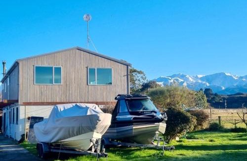 Kaikoura House | Close to Beach with Mountain Views in Puketa