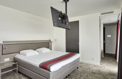 Zestienhoven Hotel | Close to Everything: Airport, Zoo, and City Attractions! Onsite Dining!