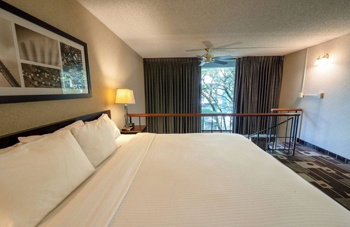 Wilburton Hotel | Close to Local Hospital! Spacious Room, Pool & Parking! Near Bellevue Square!