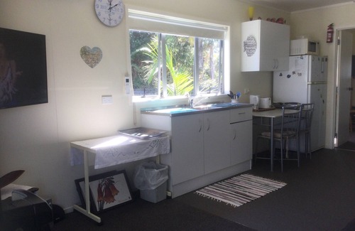 Bowentown House | Close to ocean beach, harbour , boating club