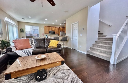 North Natomas House | Close to SMF-Comfortable King Mattress-Garage Park