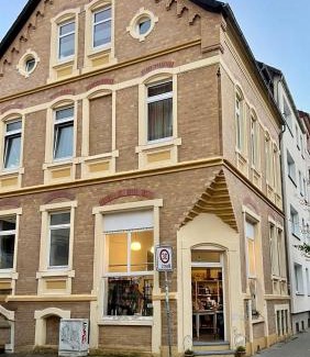 Oststadt/Stadtfeld Apartment | CLS Große City Altbau Wohnung für 4 Personen mit XXL Dusche, neues Bad, Dielen, Schlafsofa 160x200 mit 20cm Matratze, Smart TV & schnellem WLAN in Hildesheim Ost, Nähe HAWK, Uni, Bosch, Ostbahnhof, A7