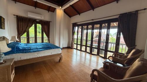 Mae Pim House | CM14 Beds & Private Pool