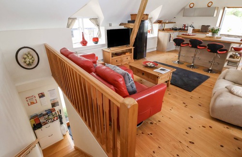 Clawdd-newydd Cottage | COACH HOUSE, family friendly, with a garden in Clawdd-Newydd