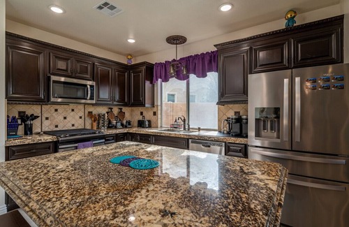 Bella Vida House | Coachella Play: 6BR Multi-Gen Fun Zone and Retreat with free heated pool