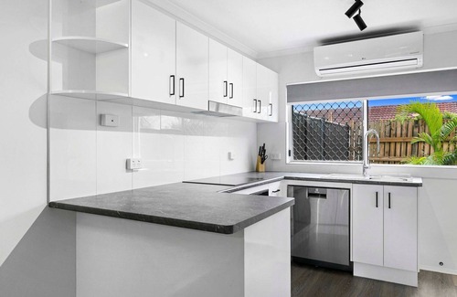 Torquay House | Coast Apartments 2 Bedroom Getaway