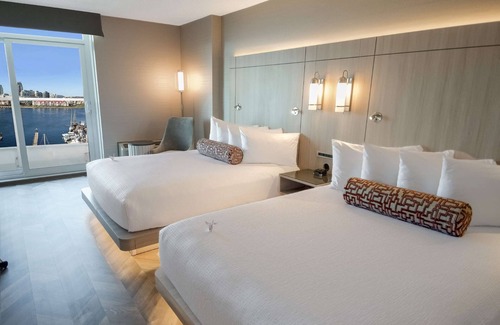 Inner Harbour Hotel | Coast Victoria Hotel & Marina by APA