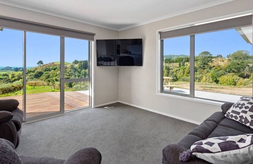 Tirohanga House | Coast View Farm Stay
