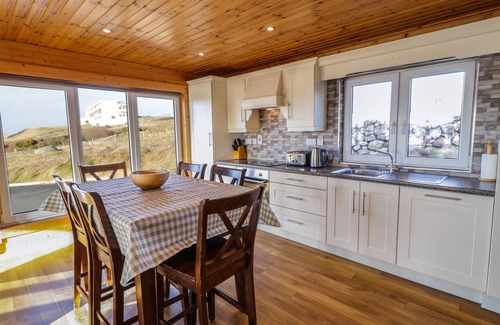 Bunbeg Cottage | COASTAL CABIN, pet friendly, with open fire in Bunbeg, County Donegal