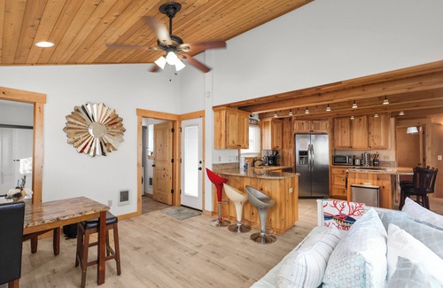 Seaside Cottage | Coastal Charm I Walk to Beach I Pet-Friendly Stay