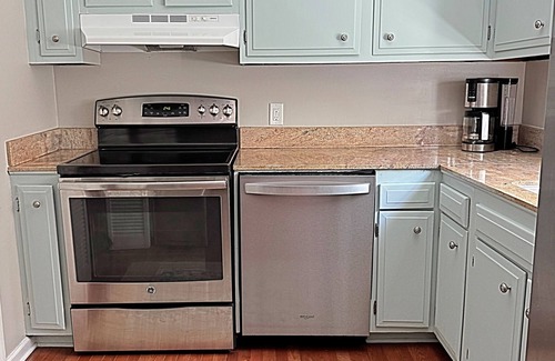 Mount Pleasant House | Coastal Comfort Near Shem Creek & Beaches – Walkable Location!