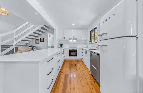 Cannonvale House | Coastal Cottage - Pet Friendly, Boat Parking, Walk to Beach & Shops