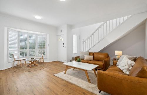 Glenelg South House | Coastal Luxury 3-Bed Townhouse 150m from Beach