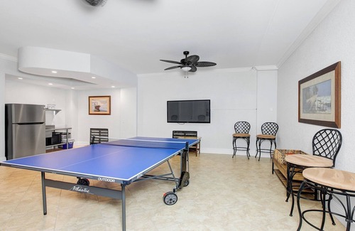 Marco Island Condo | Coastal Paradise Awaits: Luxurious Beachside House with Top-Notch Amenities