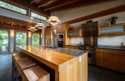 Tofino House | Coastal View-Waterfront, Tranquil, Hot Tub, Sauna!