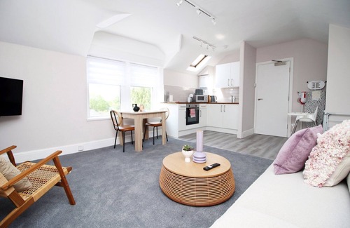 Penarth Apartment | Cohost Partners Cozy Flat Near Penarth Beach