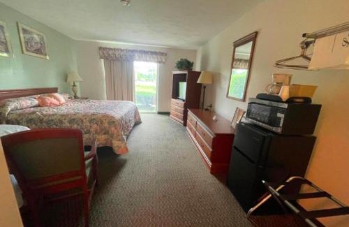 Morton Hotel | Colonial Brick Inn & Suites