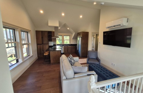 Northwest Everett Apartment | Colonial Flat in NW Everett