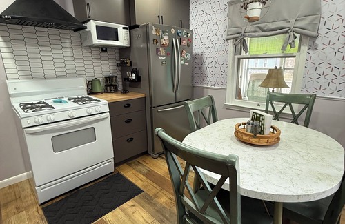 Grand Rapids House | Colorful Quirky 2-bdrm house. Sleeps 6. Private yard. 2 miles from dwtn GR.