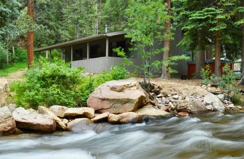 Estes Park Condo | Come stay at the Fox Cabin for unbelievable views!