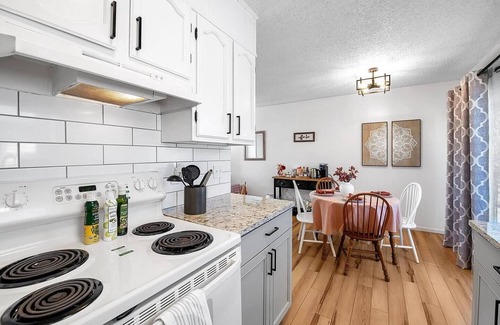 Wichita Apartment | Come stay with us at this modern 2, bed 1 bath apartment located in West Wichita