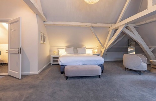 Baarlo Hotel | Comfort and Convenience Near Roermond with Outdoor Garden and Dining!