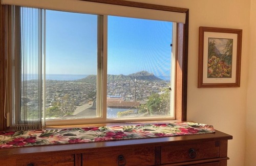 Maunalani Heights House | Comfort and Elegance with stunning views of Diamond Head