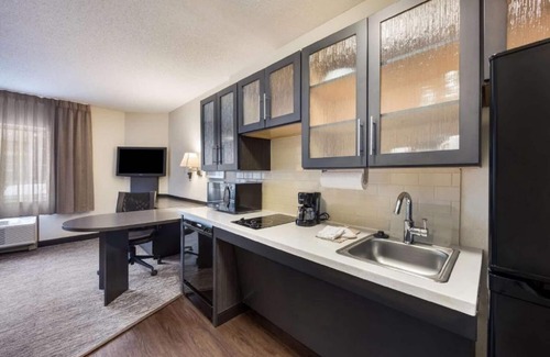 Gwinnett Place Hotel | Comfort & Convenience! Pet-friendly Property w/Parking, Full Kitchen!