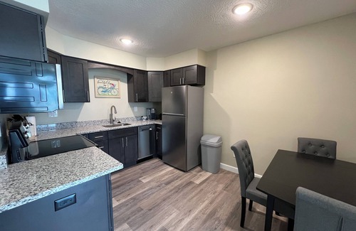 Lansing Apartment | Comfort for Medical Travelers – Laundry in Unit + Easy Commute
