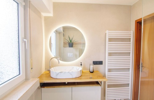 Lind Apartment | Comfort Hub | 3 homestay guest rooms near airport, fair, trade fair, ESA & city