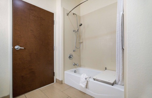 Victoria Hotel | Comfort Inn & Suites Victoria North