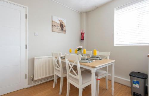 Abbey Wood House | Comfort Meets Style, 3-Bedroom Home, Greenwich, Sleeps 10! Contractor Friendly!