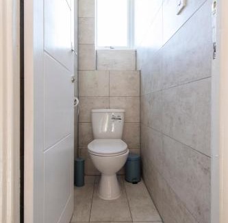 Abbey Wood House | Comfort Meets Style, 3-Bedroom Home, Greenwich, Sleeps 10! Contractor Friendly!